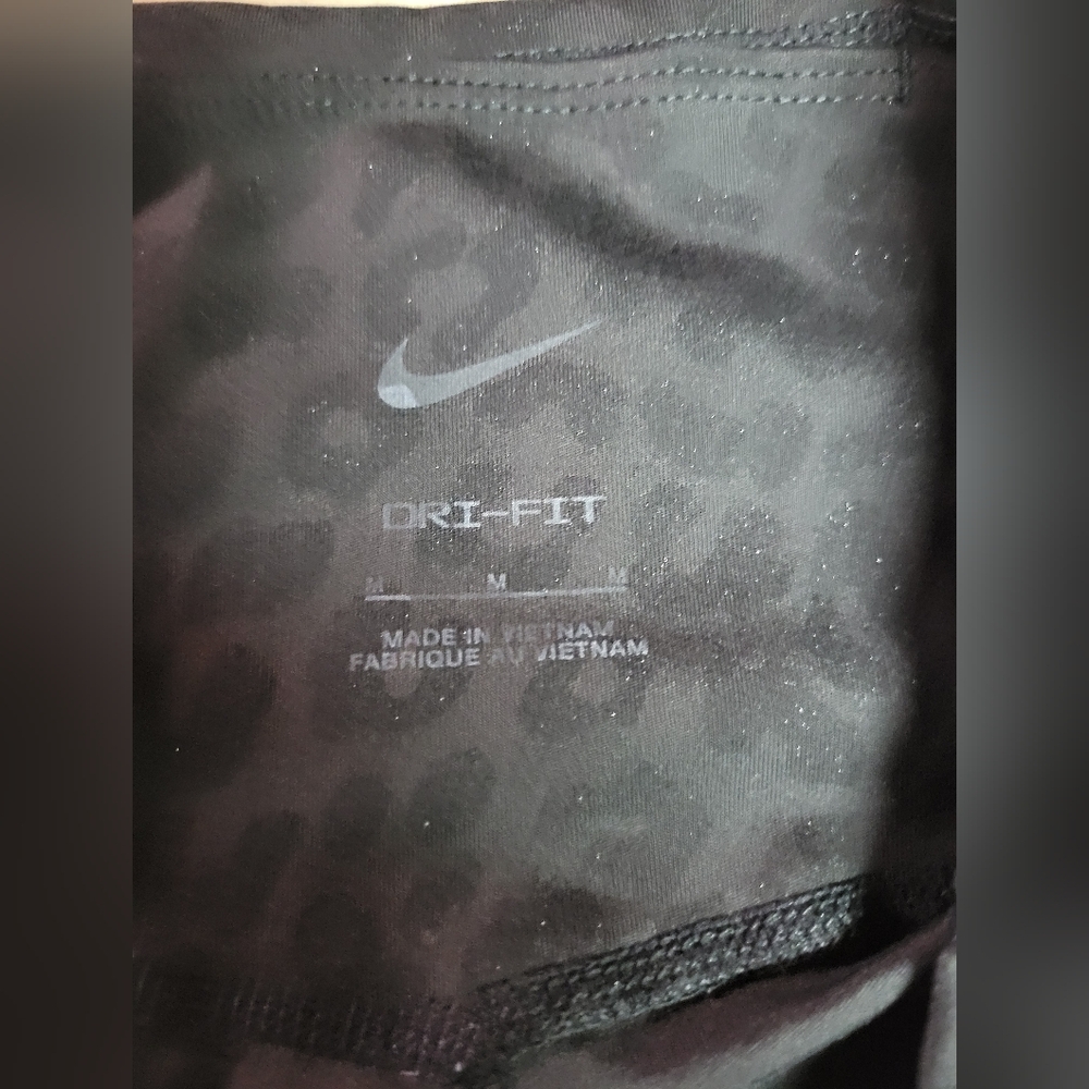Gently Used size med mid rise Nike Dry-fit one Leopard Print - Picture 6 of 10
